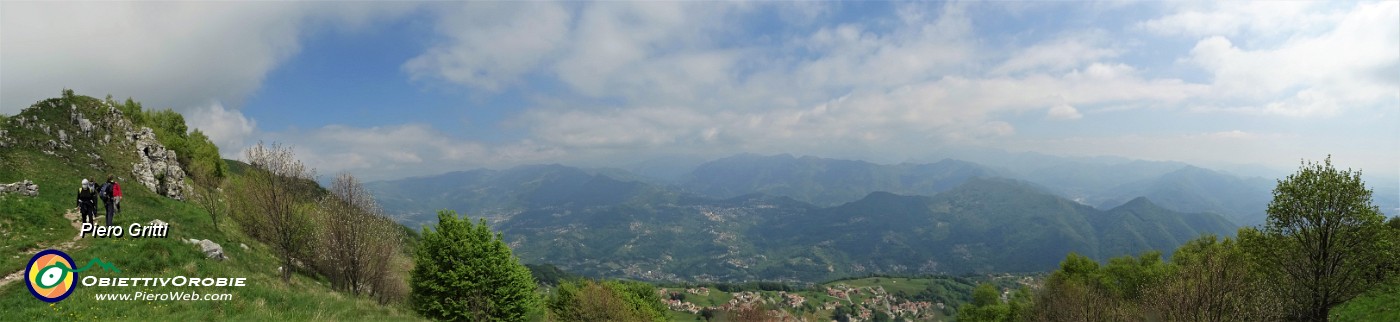 30 Vista panoramica verso Valle Imagna e Prealpi Orobie.jpg